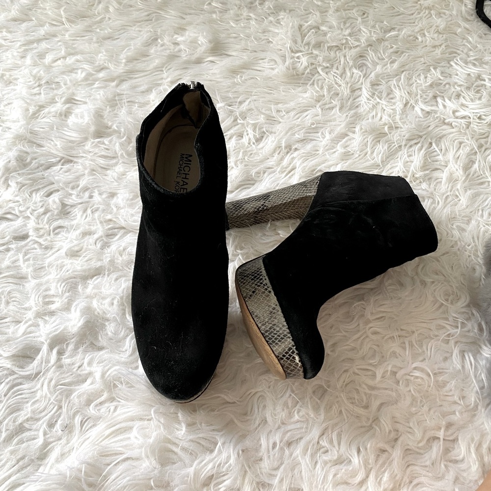 Michael kors. Black heels with a plateforme. Very comfy. Size 8